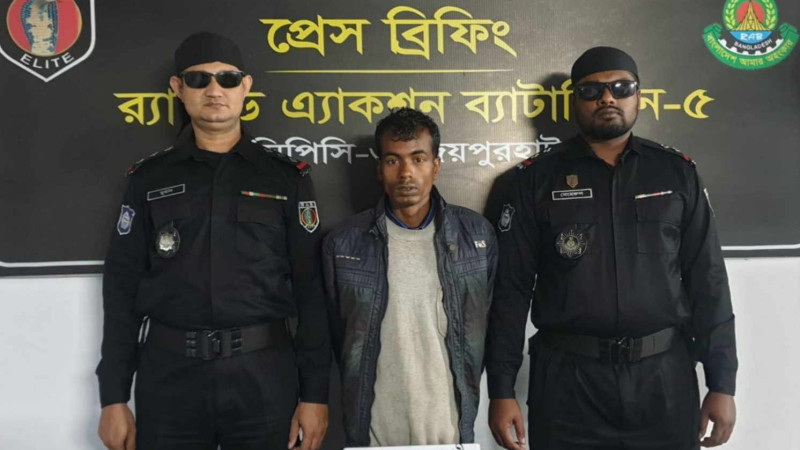 নওগাঁয় ইটের আঘাতে ছোট ভাইকে হত্যা, বড় ভাইকে আটক করেছে র‍্যাব