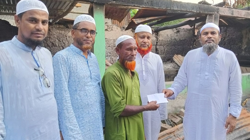 পাঁচবিবিতে ভয়াবহ অগ্নিকান্ডে ডাঃ ফজলুর রহমান সাঈদ এর পক্ষে থেকে আর্থিক সহায়তা প্রদান