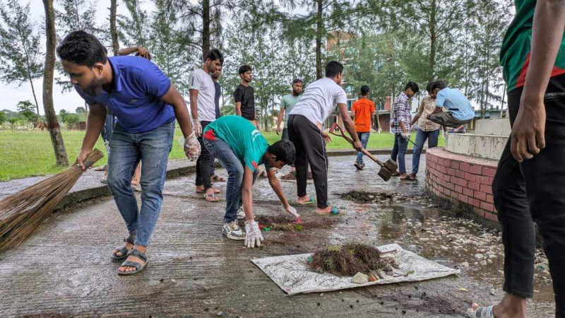 রাঙ্গাবালীতে পরিষ্কার-পরিচ্ছন্নতার কাজে হাত দিলেন ছাত্র সমাজ