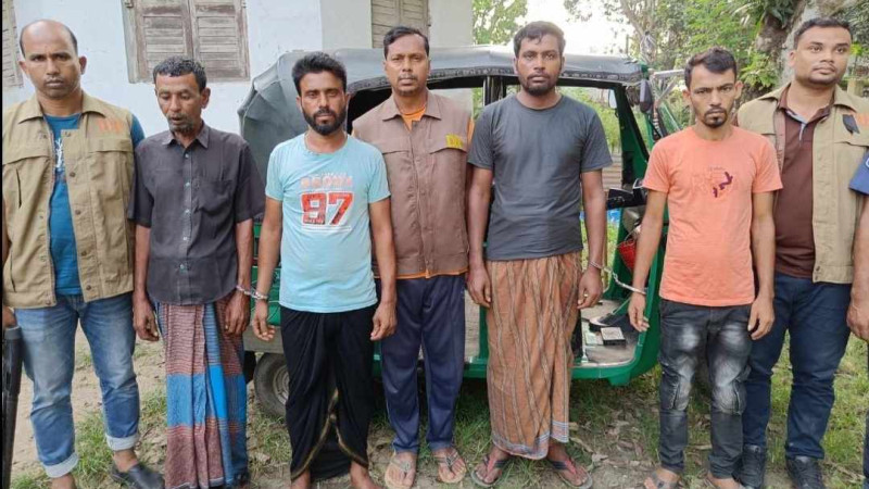 নওগাঁয় ৩ জনকে বেঁধে রেখে মালামাল লুট, ৭ ডাকাত গ্রেফতার