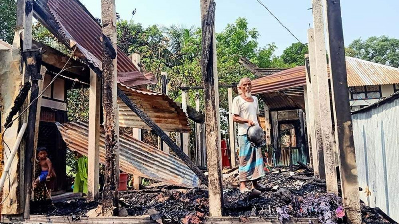 সোনারগাঁয়ে র্দূবৃত্তদের আগুনে কৃষকের বসত ঘর পুড়ে ছাই