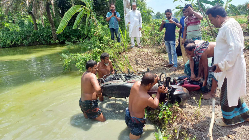 রাণীনগরে পুকুর থেকে মোটরসাইকেল উদ্ধার