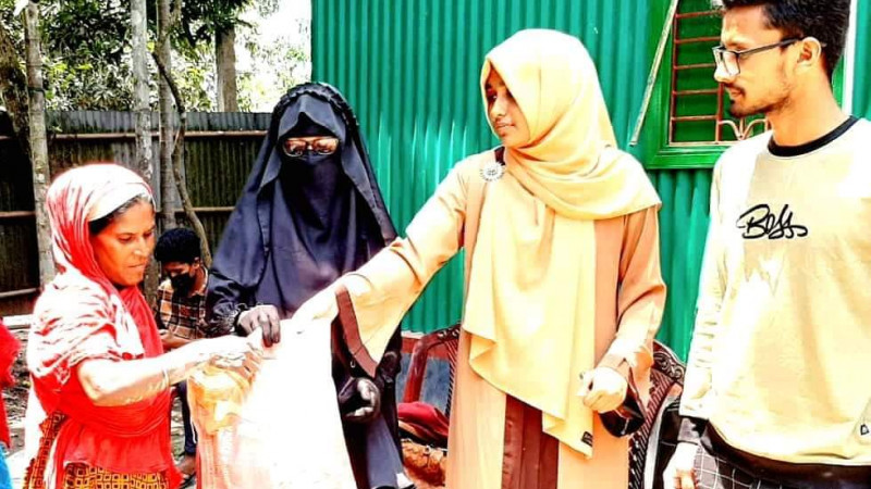 টাঙ্গাইলে কেয়ার ক্লাব’র উদ্যোগে ছিন্নমূল পরিবারের মাঝে ঈদ-সামগ্রী বিতরণ