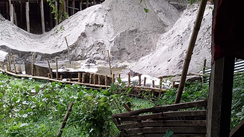 মোবাইল কোর্টের জরিমানা,বালু সরিয়ে নেওয়ার নির্দেশ