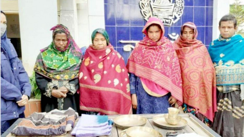 নওগাঁয় চোর চক্রের ৪ নারী সদস্য সহ ৫ জন আটক