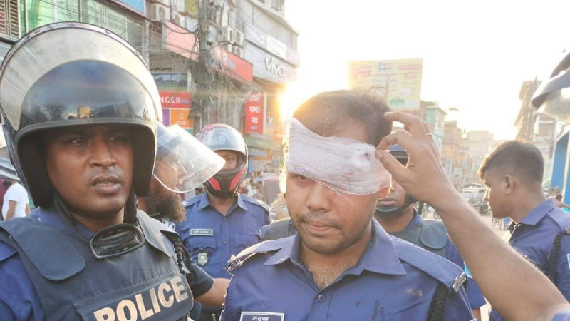 কিশোরগঞ্জে ছাত্রদলের মিছিল থেকে পুলিশের উপর হামলা