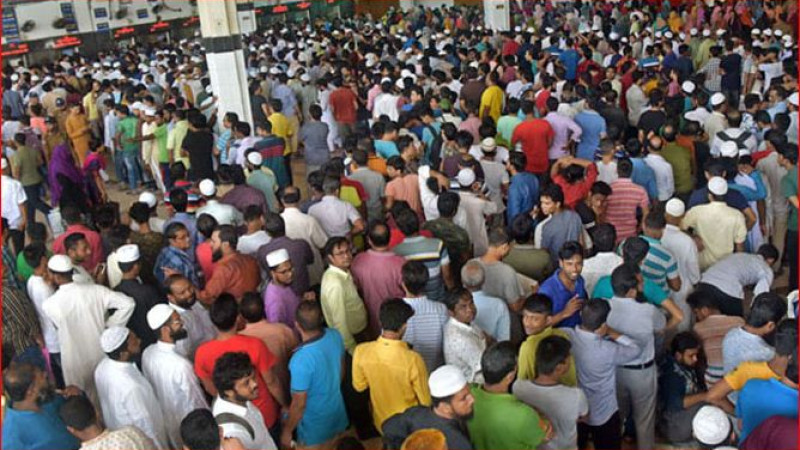 কমলাপুরে মানুষের উপচেপড়া ভিড়