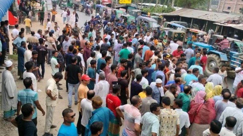 নওগাঁয় লোড শেডিং, প্রতিবাদে বিদ্যুৎ অফিসের সামনে অবস্থান কর্মসূচি