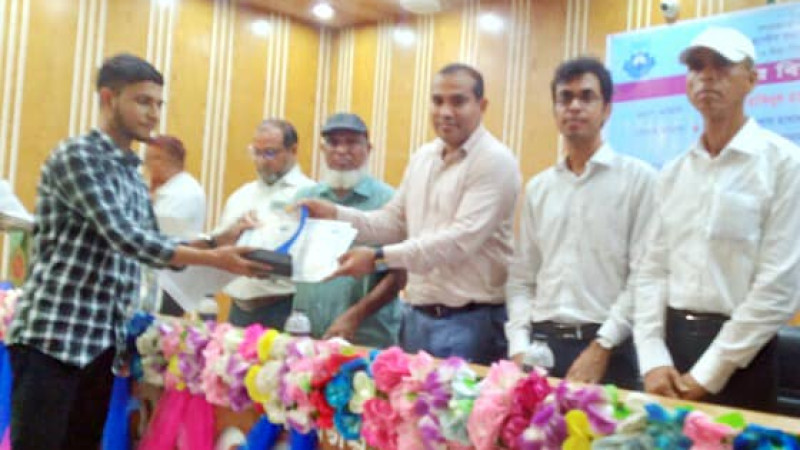 রাণীনগরে সেরা শিক্ষার্থীদের মাঝে পুরস্কার বিতরণ