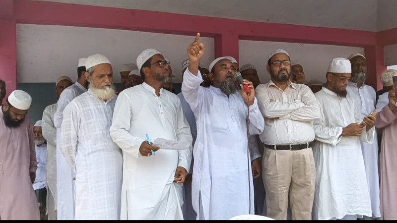 প্রখ্যাত আলেমে দ্বীন মহব্বতপুর আমিনিয়া সিনিয়র ফাযিল মাদ্রাসার প্রিন্সিপাল মাওলানা রেজুওয়ান আলীর জানাজায় হাজারও মানুষের ঢল