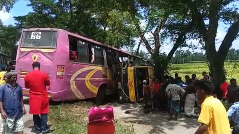 সিরাজগঞ্জে বাসের সাথে দুই ট্রাকের সংঘর্ষে নিহত ৪