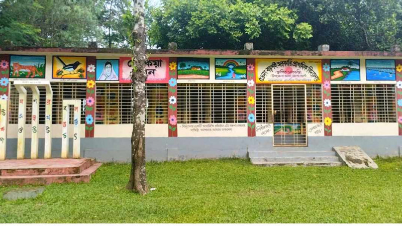 অল্পের জন্য প্রাণে বাঁচল শিশু শিক্ষার্থী মুনমুন