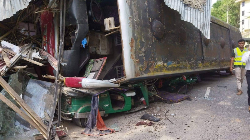 রাঙ্গামাটিতে গাড়ী নিয়ন্ত্রণ হারিয়ে প্রায় ২০ জন যাত্রী আহত