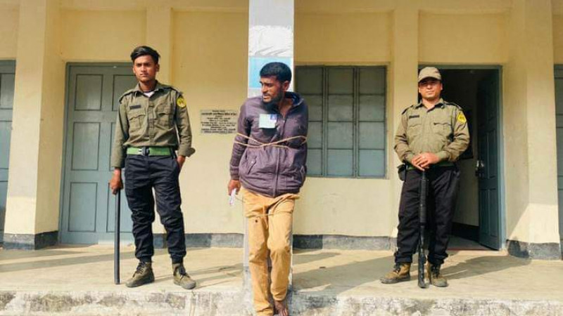 পোলিং এজেন্টকে দড়ি দিয়ে বাঁধার অভিযোগ