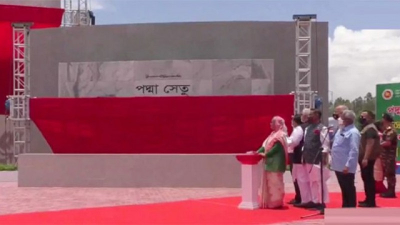 উদ্বোধনের পর পদ্মা সেতু পাড়ি দিলেন প্রধানমন্ত্রী