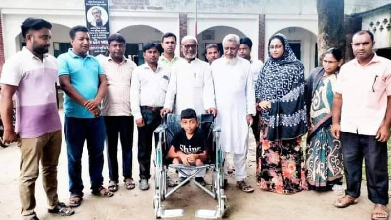 ফুলবাড়িতে,হাছেন আলী ফাউন্ডেশনের  হুইলচেয়ার প্রদান