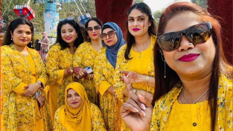 বসন্ত বরণ উৎসবে মেতেছে দেশ