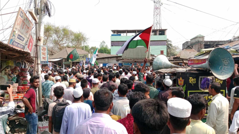 ইসরাইলি গণহত্যার প্রতিবাদে ফুলবাড়ীতে বিক্ষোভ মিছিল ও পথসভা
