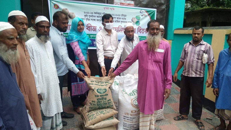 ক্ষতিগ্রস্ত কৃষকদের মাঝে বিনামূল্যে বীজ ও সার বিতরণ