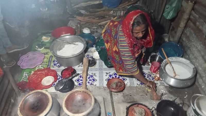 নেত্রকোনায় মকুল-হালিমা দম্পতির পিঠা ব্রিক্রি করে চলছে সংসার