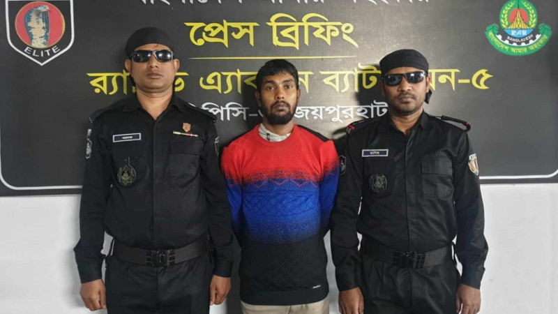 নওগাঁয় র‌্যাব অভিযানে ফেন্সিডিল সহ একজন আটক