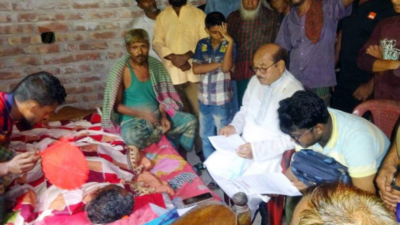 মোরেলগঞ্জে অসুস্থ আওয়ামীলীগ কর্মীর শয্যাপাশে সংসদ সদস্য