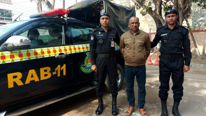 কারারক্ষীর চাকুরী করা প্রতারক তাজুল‌কে গ্রেপ্তার করলো র‌্যাব