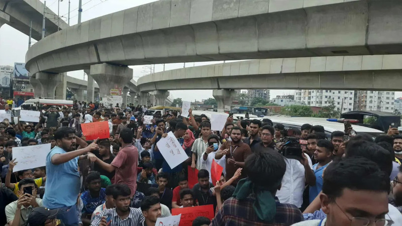 ছয় দাবি নিয়ে সড়কে মাইলস্টোন শিক্ষার্থীদের বিক্ষোভ
