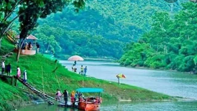 কাপ্তাই হ্রদে মাছের উৎপাদন বাড়াতে  পোনা অবমুক্তকরণ