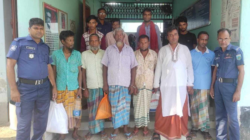 নওগাঁর মহাদেবপুর থানা পুলিশের অভিযানে ৪ নারী সহ ১৪ জন আটক