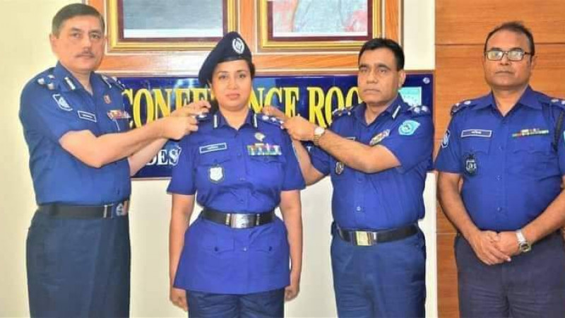 অতিরিক্ত ডিআইজি পদে পদোন্নতিপ্রাপ্ত কর্মকর্তাদের র‌্যাংক ব্যাজ পরিধান