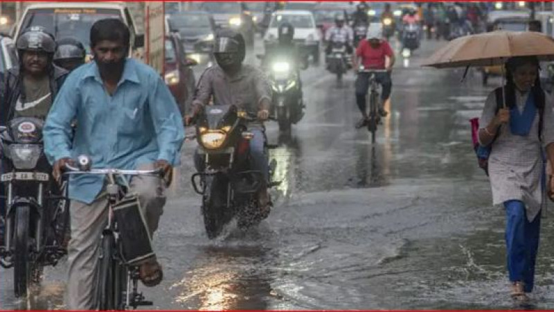 হঠাৎ বৃষ্টিতে বাড়ছে শীত