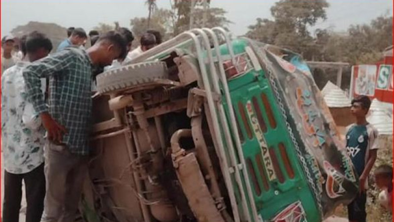ব্রাহ্মণবাড়িয়ায় কাভার্ডভ্যান চাপায়  ৪ জন নিহত