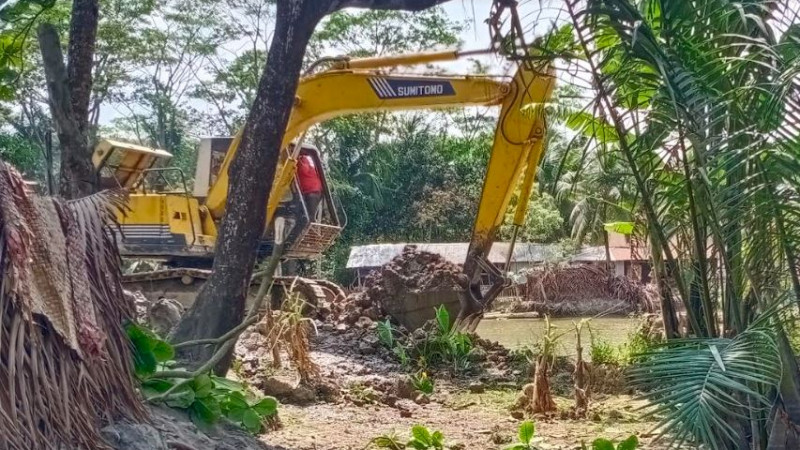 কলাপাড়ায় খালের অবৈধ বাঁধ অপসারণ