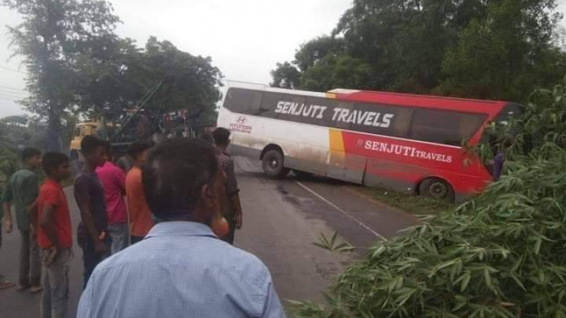 কু‌মিল্লায় বাসের চাপায় দুই পথচারীর মৃত্যু