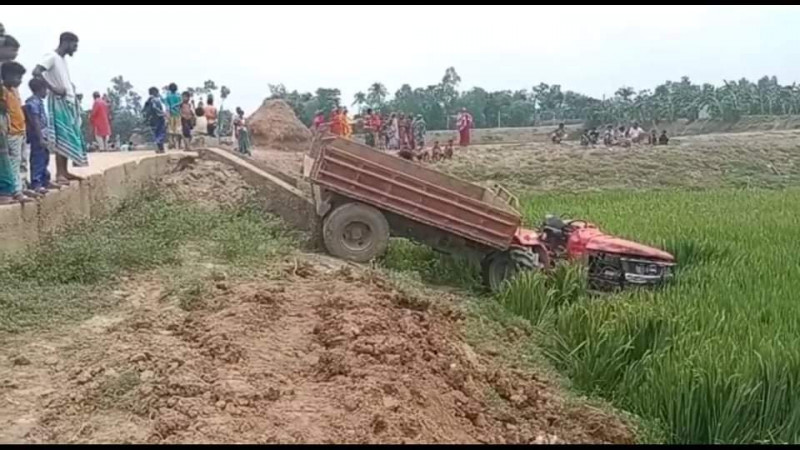 তাড়াশে ট্রাক্টর উল্টে চালক নিহত