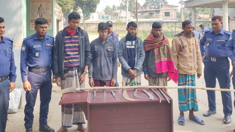 নওগাঁয় ডাকাতীর চেষ্টাকালে অস্ত্র সহ ৫ জন ডাকাত আটক