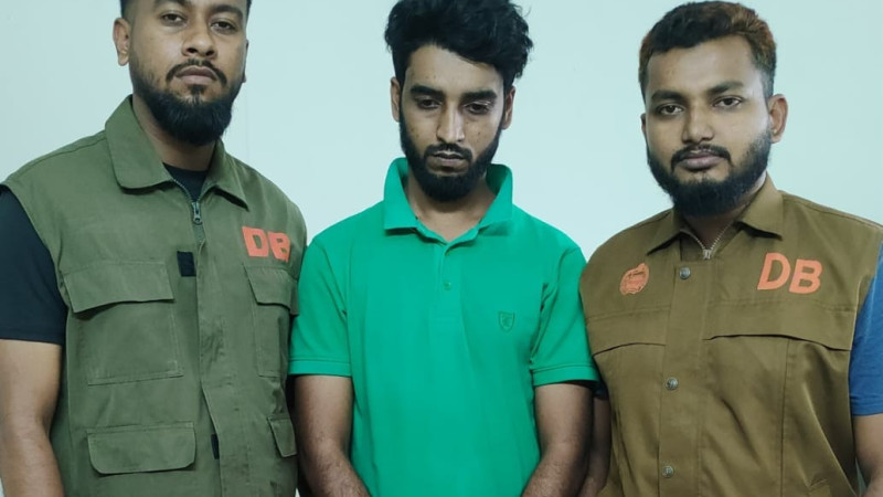 মুন্সিগঞ্জে ডিবি পুলিশের অভিযানে ৪ কেজি গাঁজাসহ গ্রেপ্তার-১
