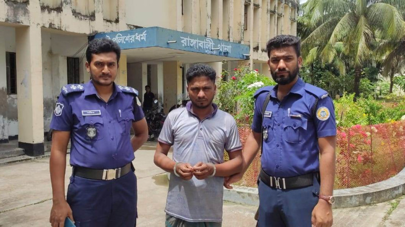 রাঙ্গাবালীতে ৩ লিটার চোলাই মদসহ মাদক কারবারি গ্রেফতার