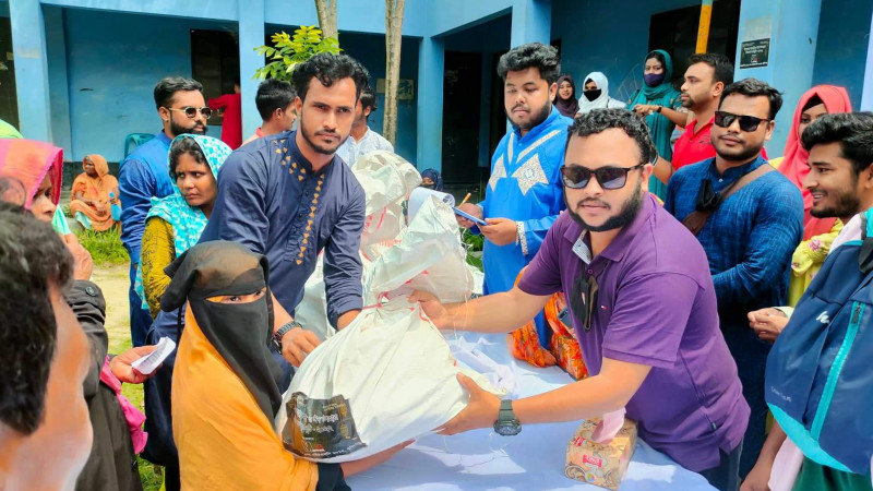 শ্রীনগরে ২০১১ -২০১৩ ব্যাচের এর উদ্যোগে ইফতার সামগ্রী ও ঈদ উপহার  বিতরণ