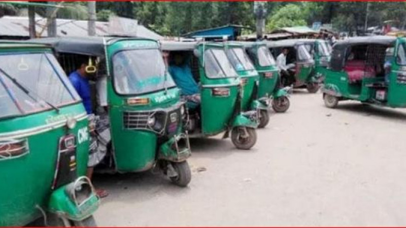 বরিশালে তিন চাকার যানবাহনে ধর্মঘট