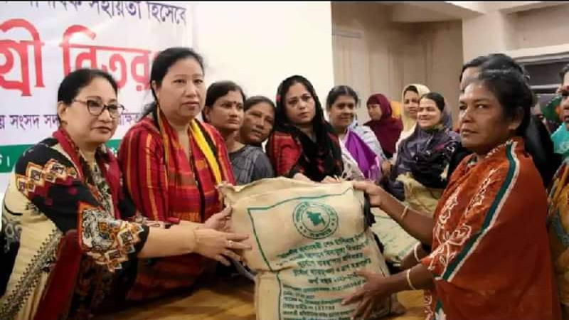 রাঙ্গামাটিতে দরিদ্র পরিবারের তিনশ নারীকে খাবার সামগ্রী বিতরণ