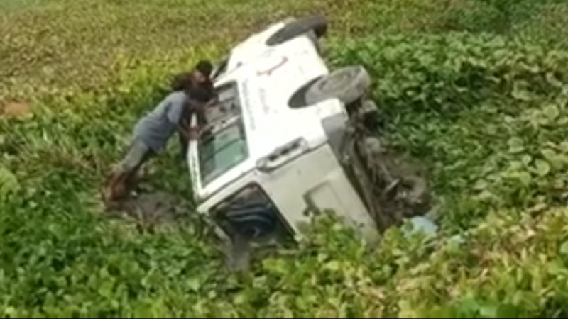 কুমিল্লার চান্দিনায় ৭শ বোতল ফেনসিডিল নিয়ে এ্যম্বুলেন্স খাদে