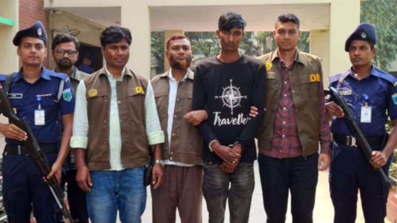 নওগাঁর পুলিশ সুপারের বডিগার্ড পরিচয়ে চাঁদাবাজী একজন আটক