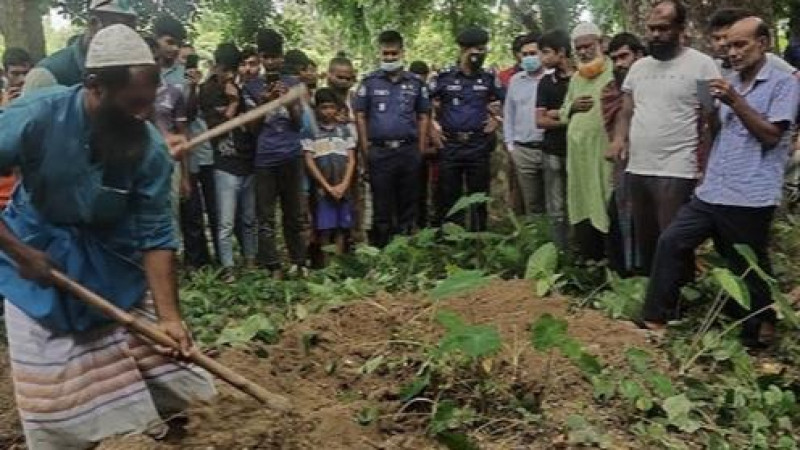 নওগাঁয় মৃত্যুর আড়াই মাস পর কবর থেকে মৃতদেহ উত্তোলন