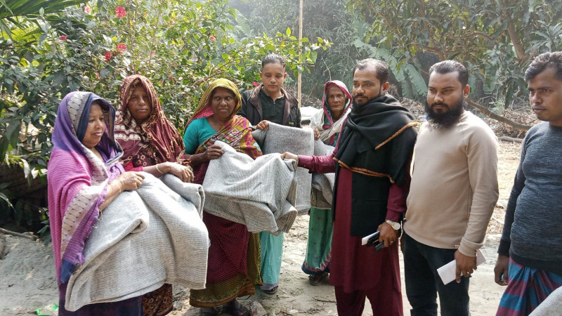 শীতার্থদের মাঝে কম্বল বিতরণ করলেন মোকাম্মেল হক