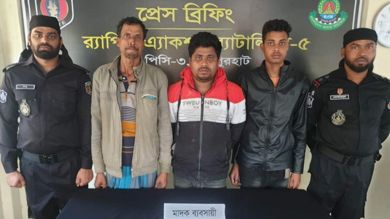 নওগাঁয় র‌্যাবের অভিযানে ফেন্সিডিল সহ ৩ জন আটক