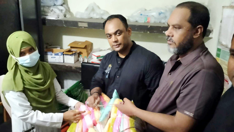 শোক দিবসে হাসপাতালে খাবার ও মশারি বিতরণ