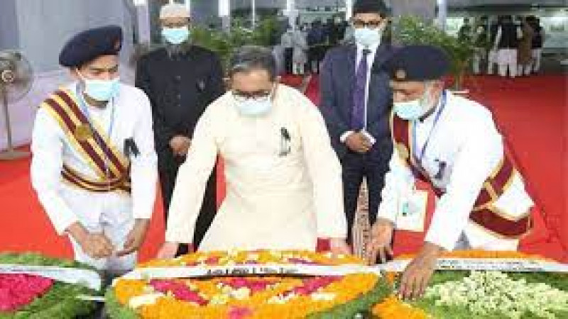 বঙ্গবন্ধুর প্রতিকৃতিতে প্রধান বিচারপতির শ্রদ্ধা