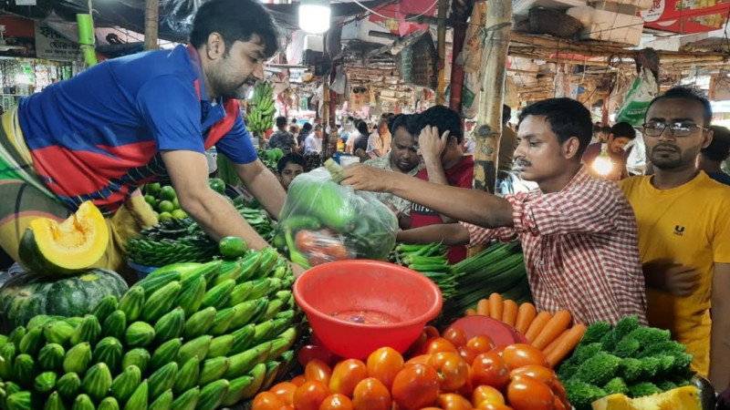 নিত্যপণ্যের বাজারে বৃষ্টির প্রভাব